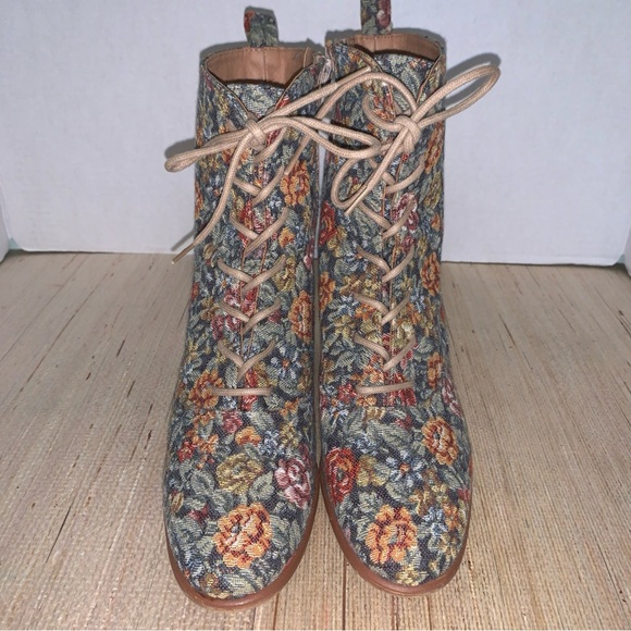 Anthropologie Sadie Lace-Up Boots Size 37, Vintage Victorian Floral US 7 Narrow - Picture 10 of 12